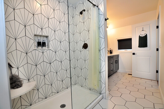 Building Photo - 5 Oakwood Cir