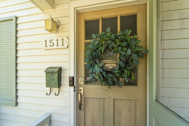 Building Photo - Charming Parkside 2-Bedroom Home Near Daffin Park with Fenced Yard & Patio