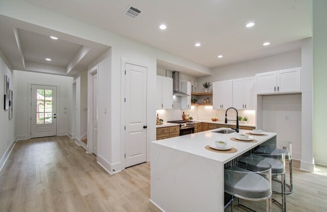 Building Photo - 1802 Rollingwood Dr