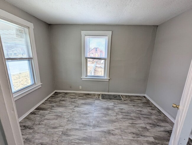 Building Photo - $500 OFF Your First Month's Rent!