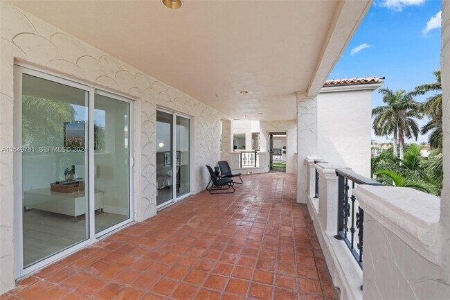 Building Photo - 2442 Fisher Island Dr