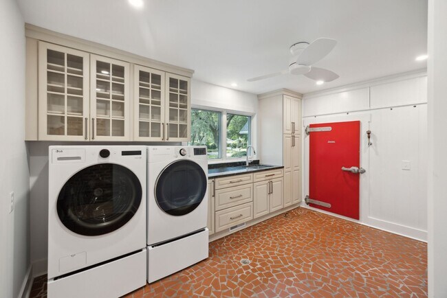 Building Photo - Available 6/15. Stunning, Fully-Rennovated...