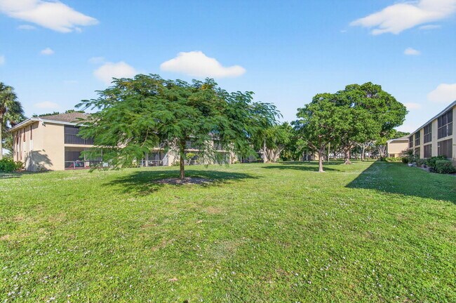 Building Photo - 3939 NE 5th Ave