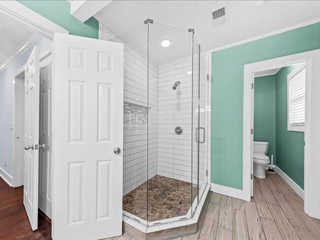 Building Photo - 2 Bedroom, 2 Bath Home with ADU Downtown Charleston!