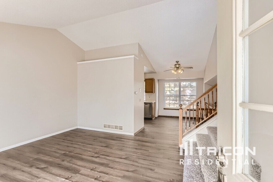 Building Photo - 525 Entrada Dr