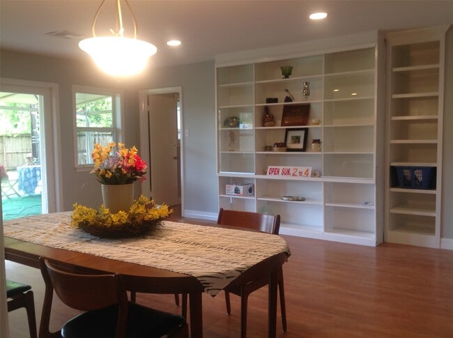 Building Photo - 7427 Tanager St