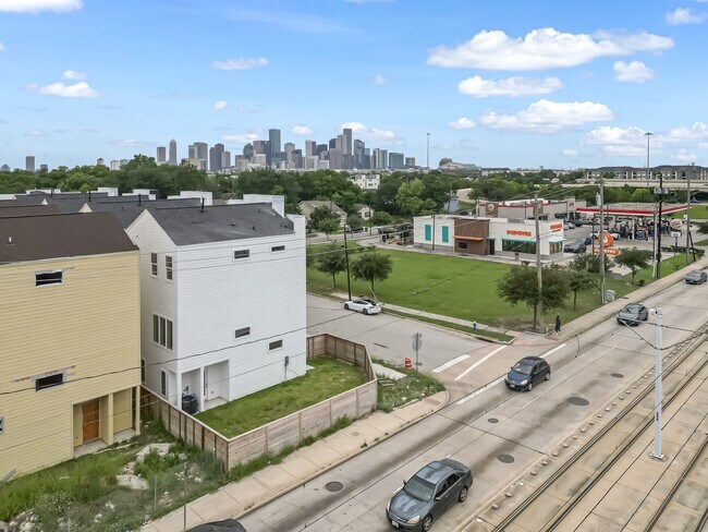 Building Photo - 3468 Bremond St