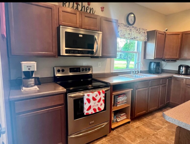 Building Photo - 1006 S Rowley St