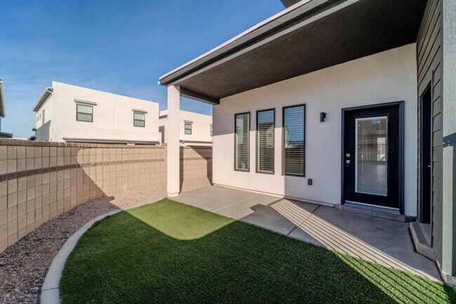Building Photo - Beautiful 3 bed 2 bath + Den Home in Desert Color! Corner Lot!!