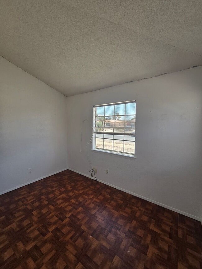 Building Photo - AFFORDABLE EASTSIDE DUPLEX