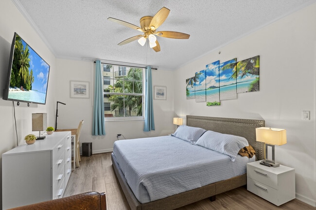 Building Photo - 630 S Sapodilla Ave