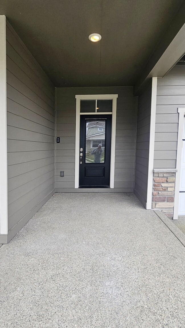 Building Photo - 640 Vickie Ln N