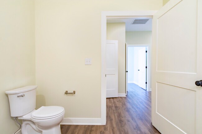 Building Photo - RnR Duplex SoBro