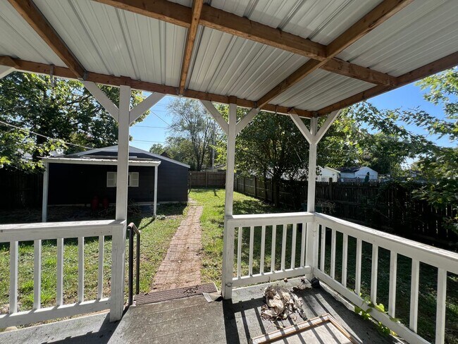 Building Photo - 2 bed 1 bath with garage and fenced in yard