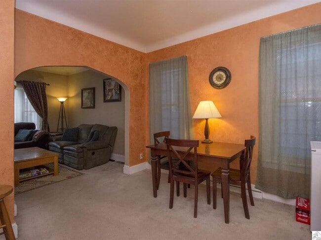 Building Photo - AVAILABLE April! - 4 Bed, 2 Bath Bright & Spacious Home