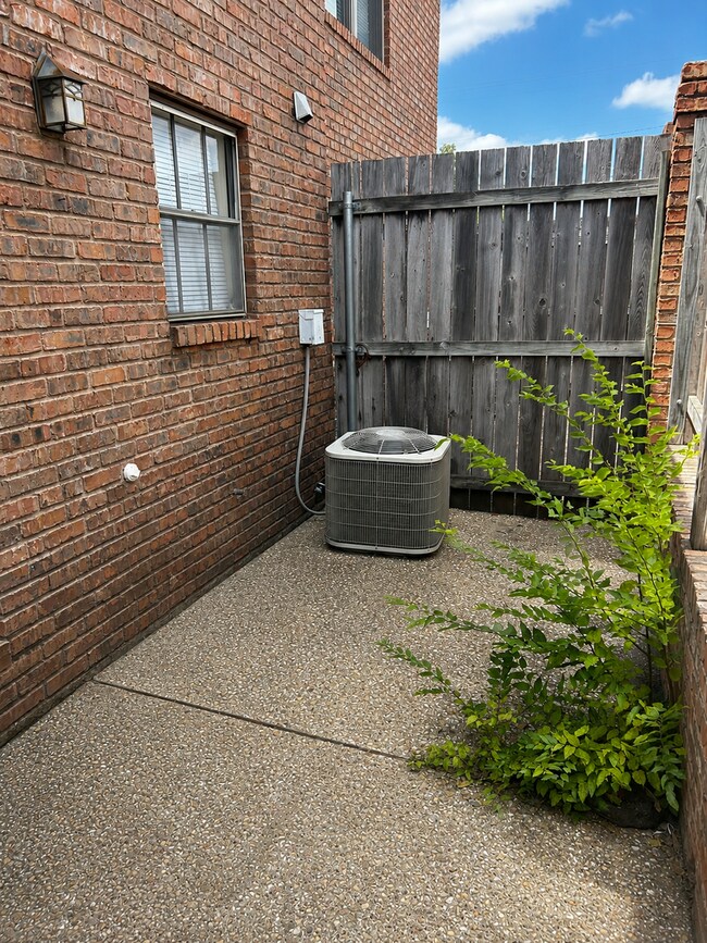 Building Photo - 1296 Speight Ave