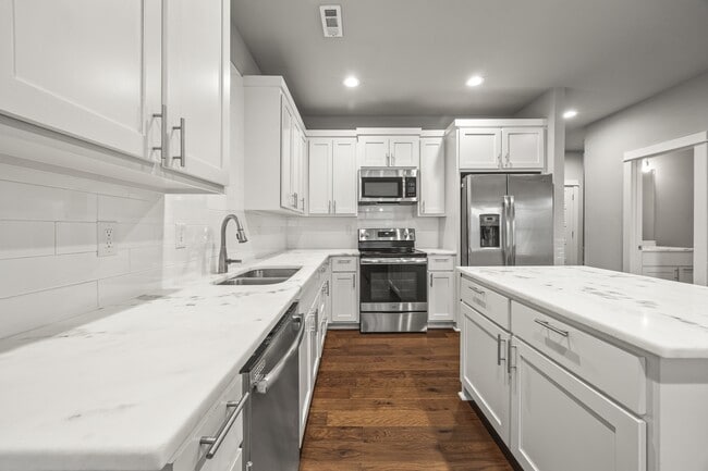 Building Photo - 910 W Cato Springs Rd