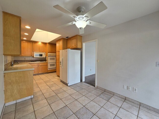 Building Photo - Updated Single level condo in Villa Victoria Available for rent