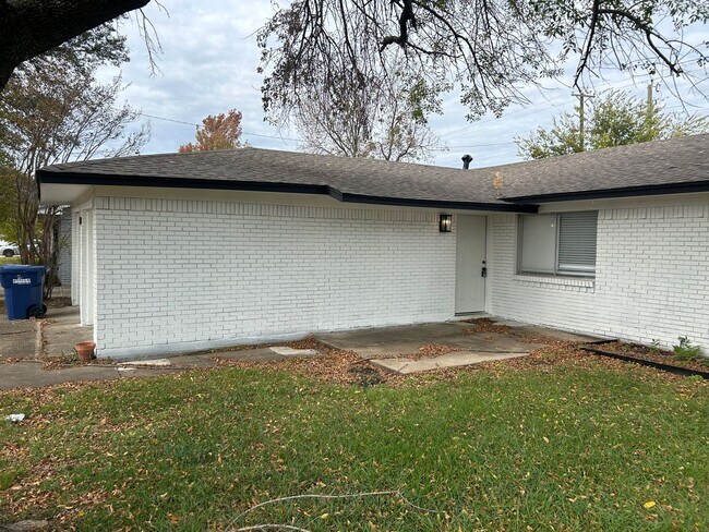 Building Photo - 1115 Westmoreland Dr