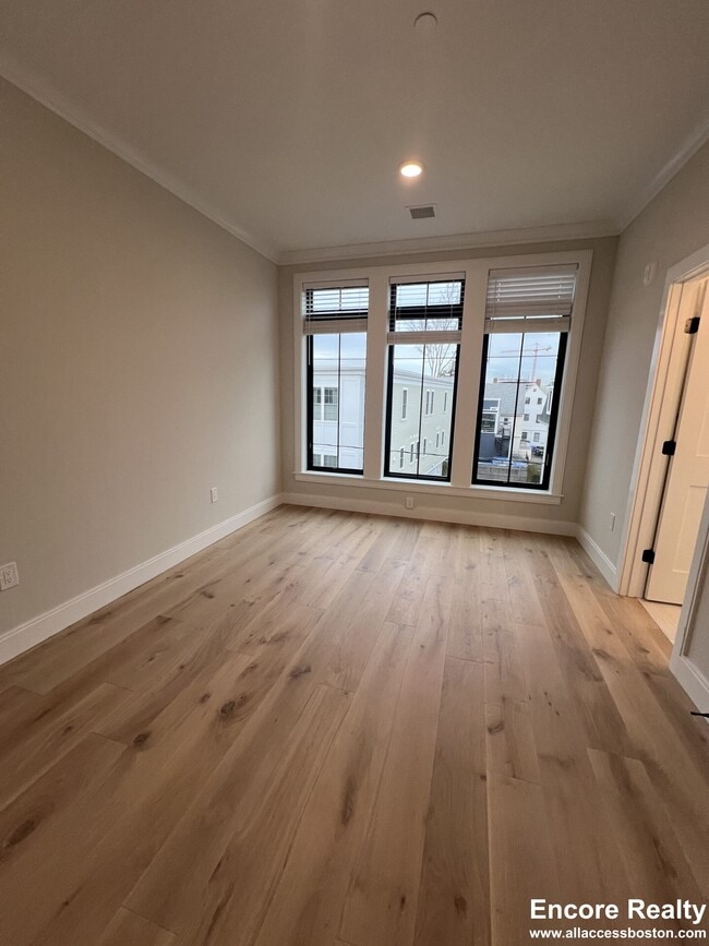 Building Photo - 157 Everett St