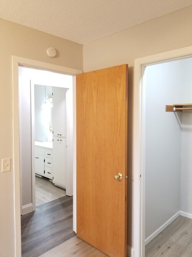 Building Photo - 220 Leighton Dr