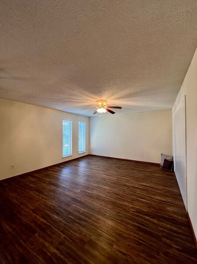 Building Photo - Spacious Home in Yukon- 3 bed, 2 ba, plus office space with built-in's