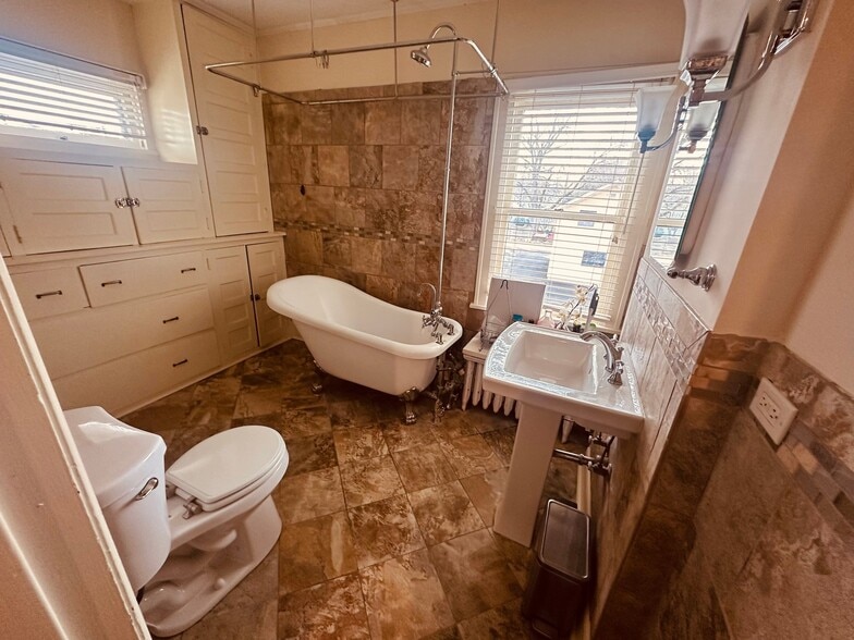 Building Photo - 113 N Batavia Ave