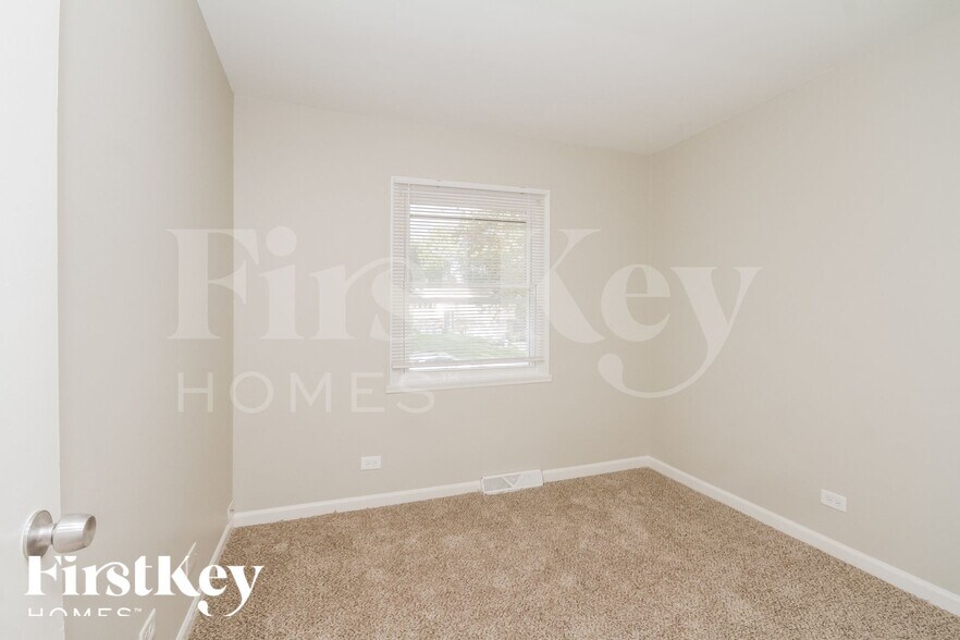 Building Photo - 0N084 Elmwood St