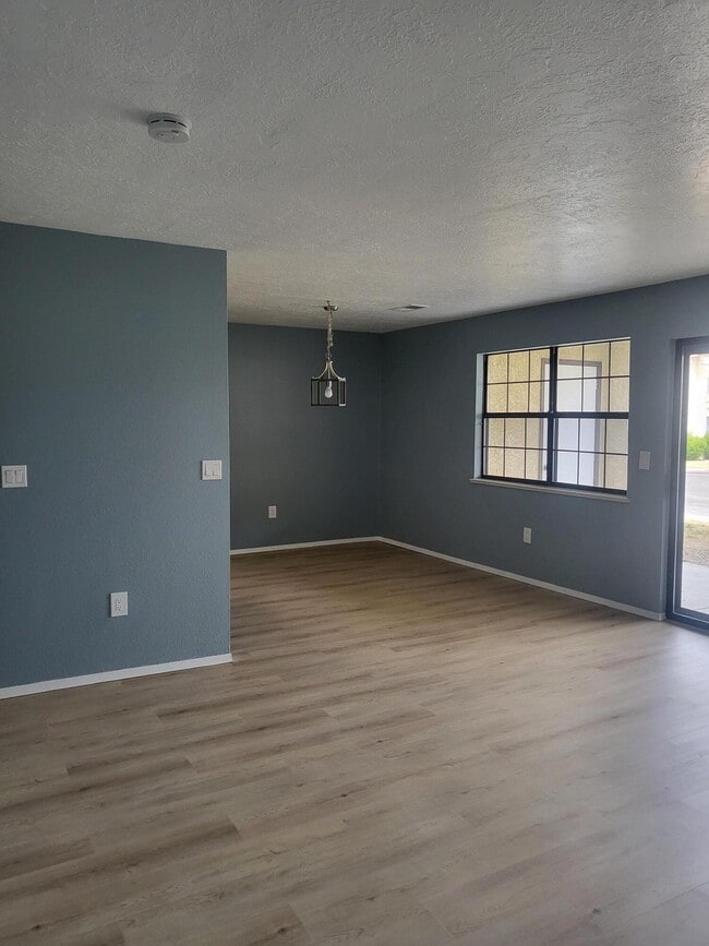 Building Photo - 837 Country Club Dr SE