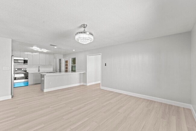 Building Photo - 534 E Del Monte Ave