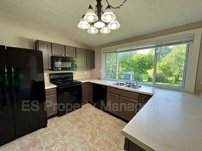 Building Photo - 1180 Standish Dr
