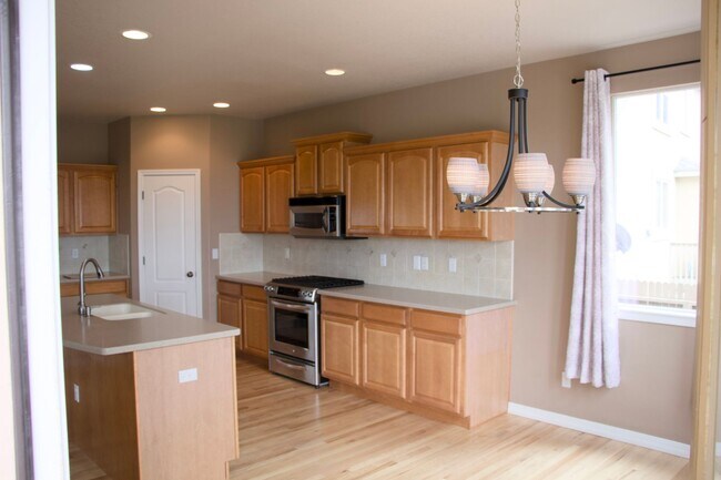 Building Photo - Great School District/ Move-in Ready