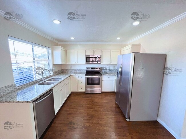 Building Photo - 3 Bed/2 Bath Two Story Townhome in Gated Community