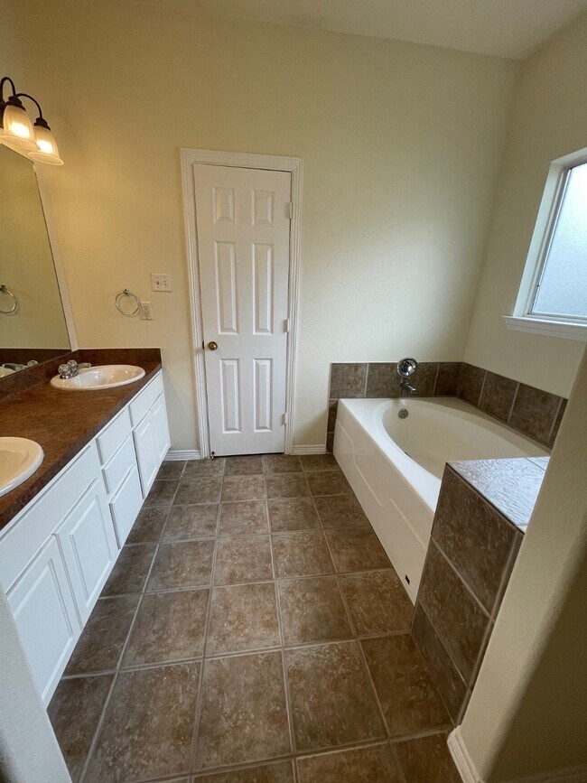 Building Photo - 10235 Berry Hill Ln