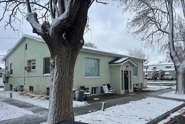 Building Photo - 418 W 13th St