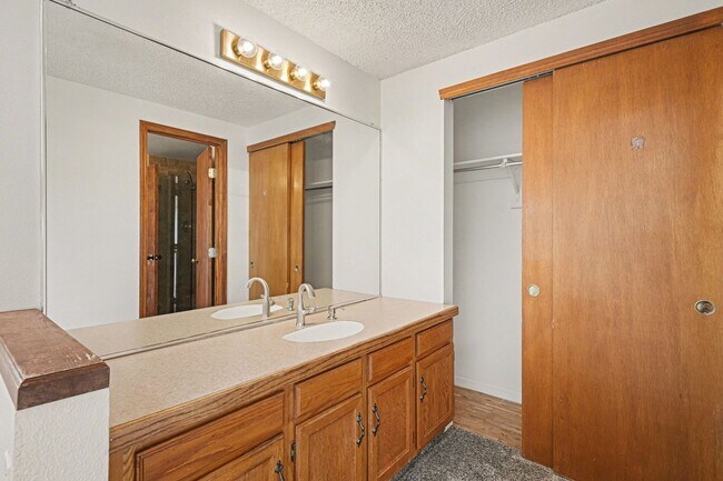 Building Photo - Conveniently Located 3BR/2.5 Bath Townhome