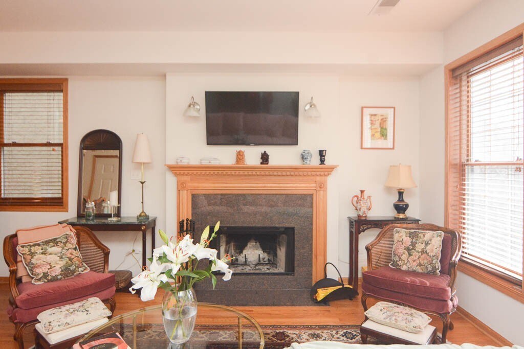 Building Photo - 934 W Leland Ave