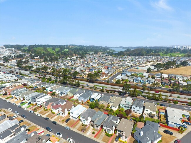 Building Photo - Spacious Westlake Home