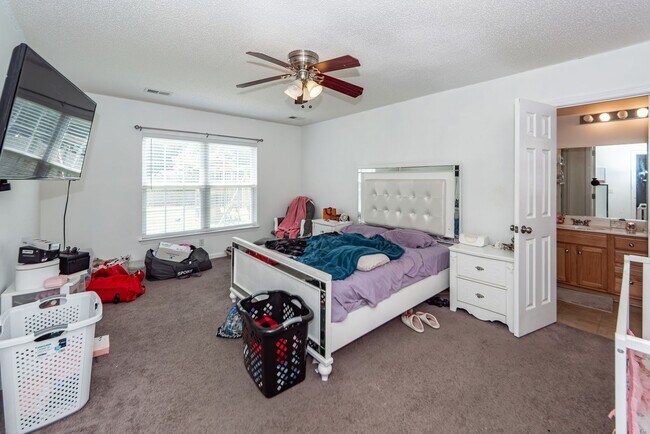 Building Photo - 5 Bedroom 3 Bath Home in Moss Grove Planta...