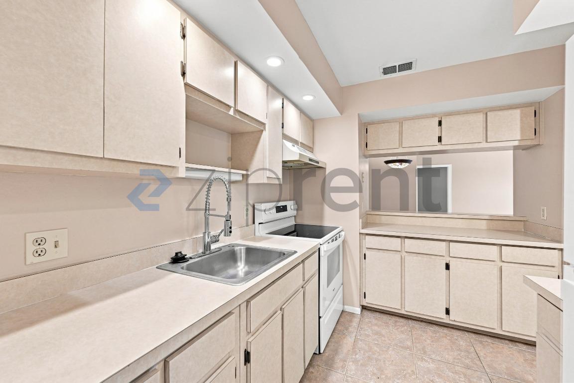 Building Photo - Unit 14