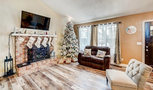 Building Photo - Huge room in a large shared home, private bathroom, great neighborhood, friendly roommates!