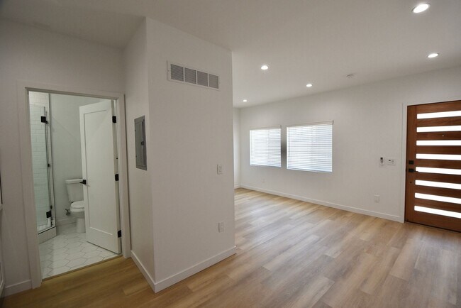 Interior Photo - 2683