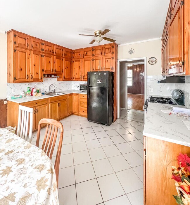 Building Photo - 27 Hudson St