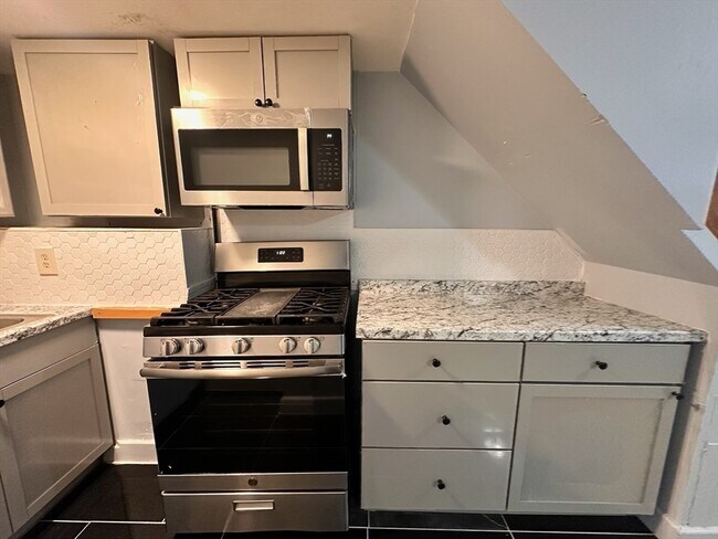 Building Photo - 474 E 7th St