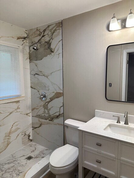Master bathroom - 1415 Vancouver Dr