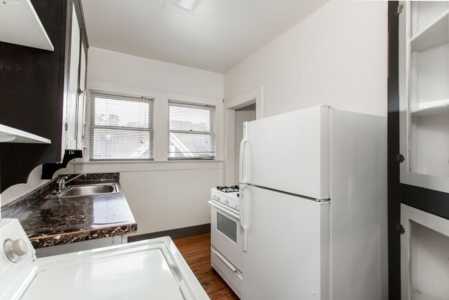 Building Photo - 1 Bedroom, 1 Bath Apartment - East Dallas
