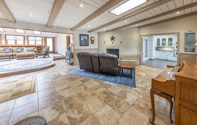 Building Photo - Stunning 4 Bed 3 Bath with a Pool!