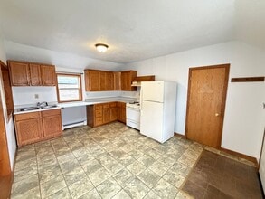 Building Photo - Upper Level 2 Bedroom Apartment - AVAILABLE TODAY