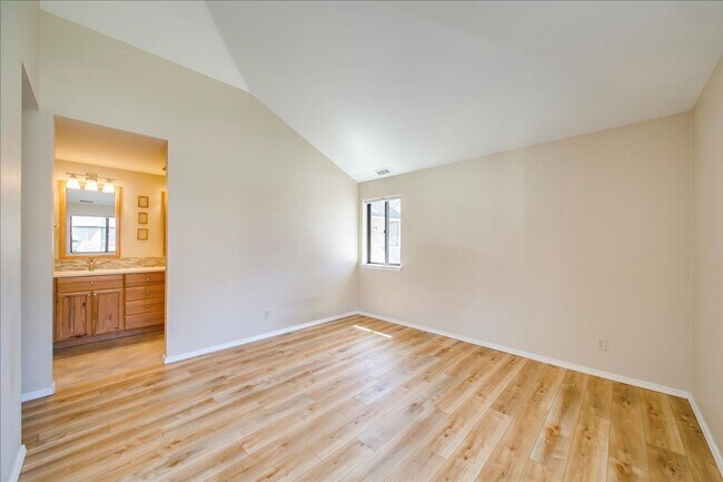Building Photo - Elegant Condo Near the River