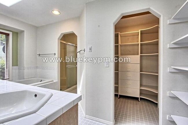 Building Photo - 4 Bed, 2 Bath Home on a Cul-de-sac in Lake...